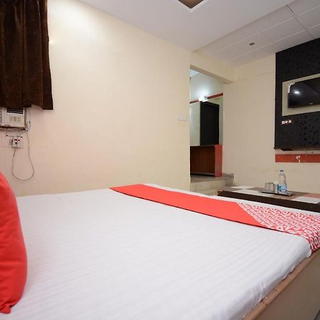 Oyo 29852 Hotel Golden View Abadpura ภายนอก รูปภาพ