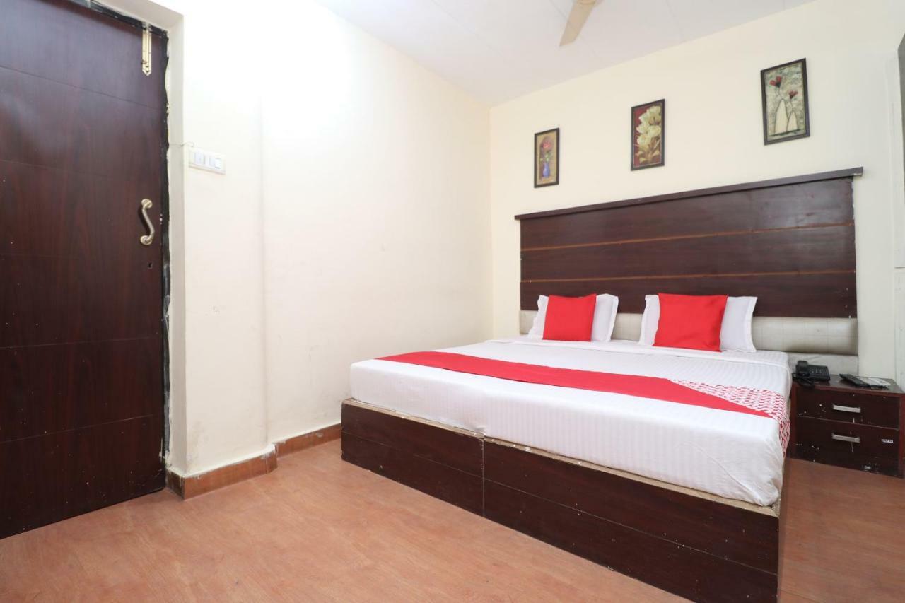 Oyo 29852 Hotel Golden View Abadpura ภายนอก รูปภาพ
