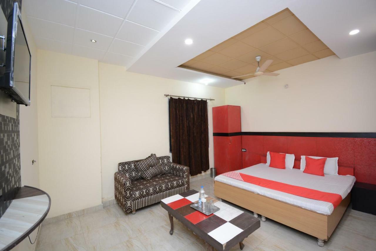 Oyo 29852 Hotel Golden View Abadpura ภายนอก รูปภาพ