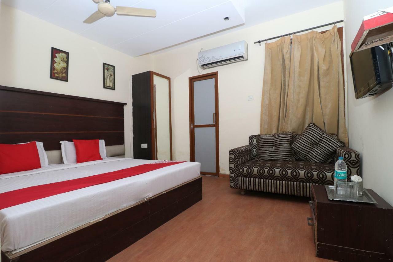 Oyo 29852 Hotel Golden View Abadpura ภายนอก รูปภาพ