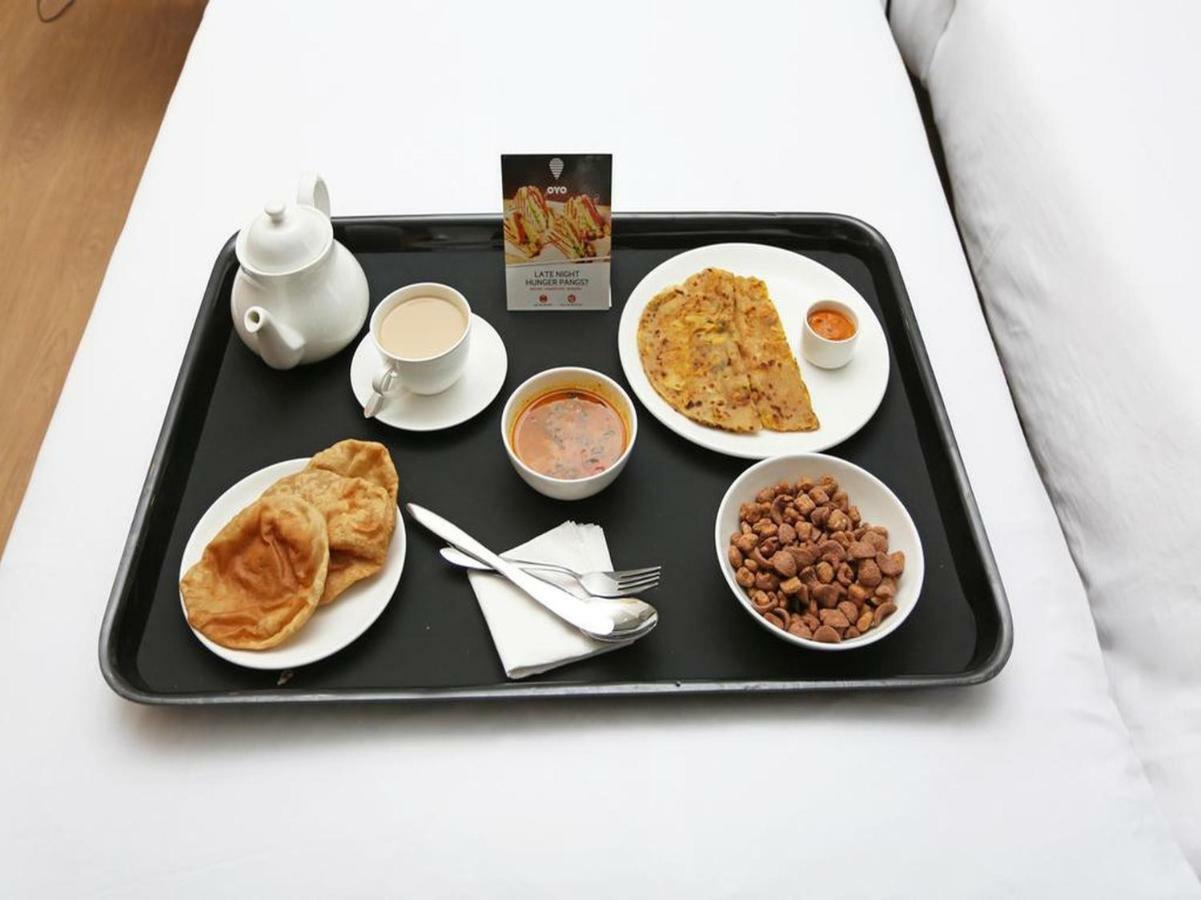 Oyo 29852 Hotel Golden View Abadpura ภายนอก รูปภาพ