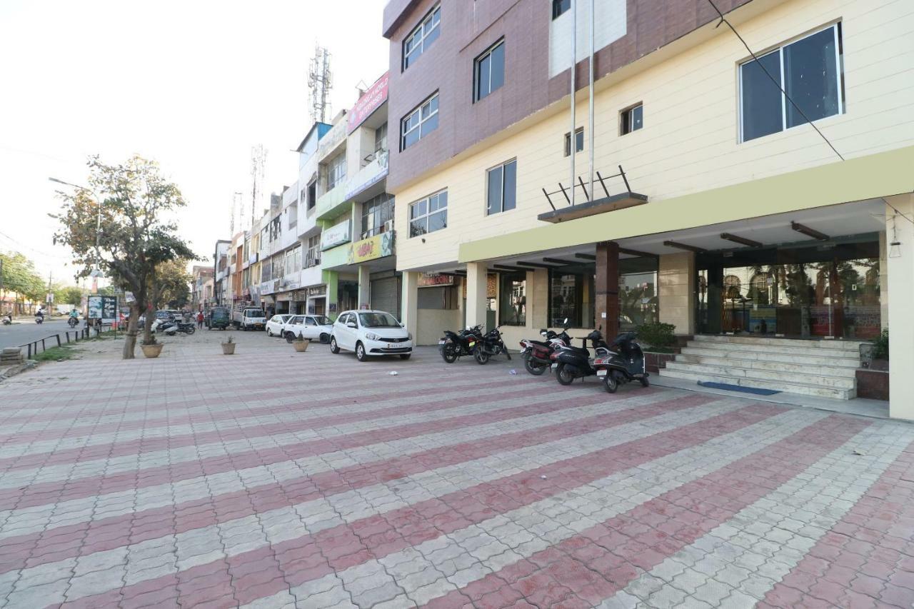 Oyo 29852 Hotel Golden View Abadpura ภายนอก รูปภาพ