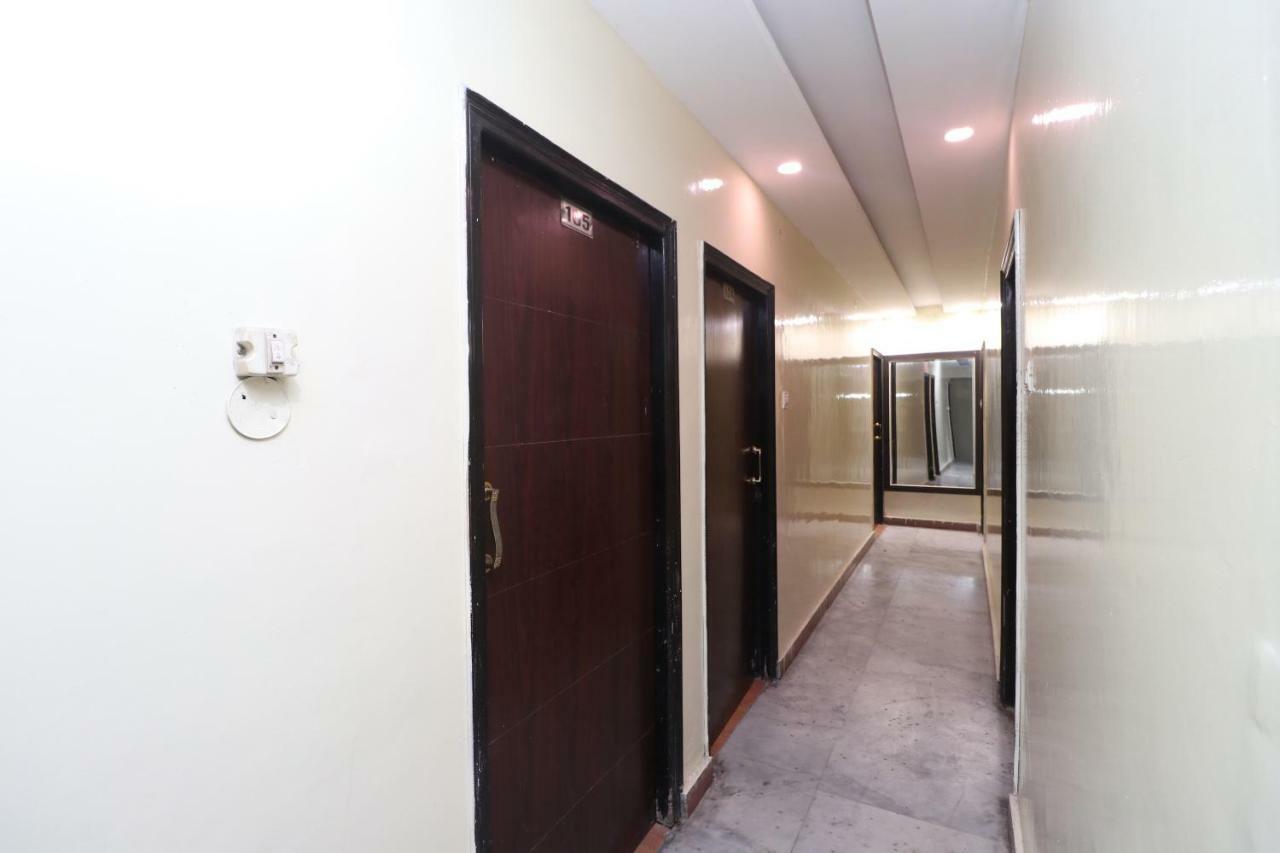 Oyo 29852 Hotel Golden View Abadpura ภายนอก รูปภาพ