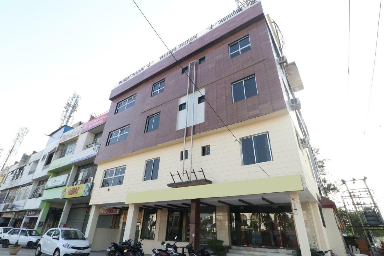 Oyo 29852 Hotel Golden View Abadpura ภายนอก รูปภาพ