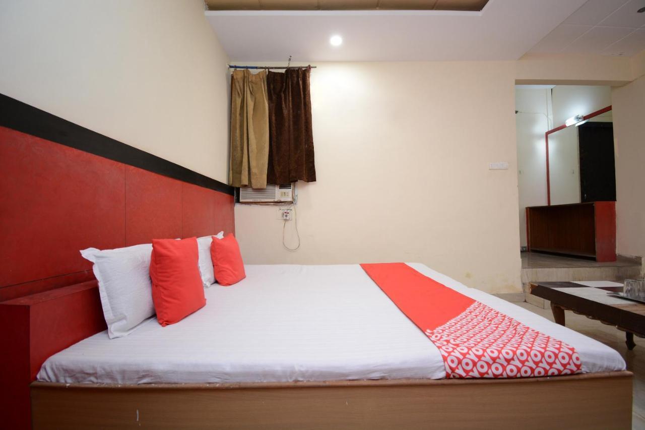 Oyo 29852 Hotel Golden View Abadpura ภายนอก รูปภาพ